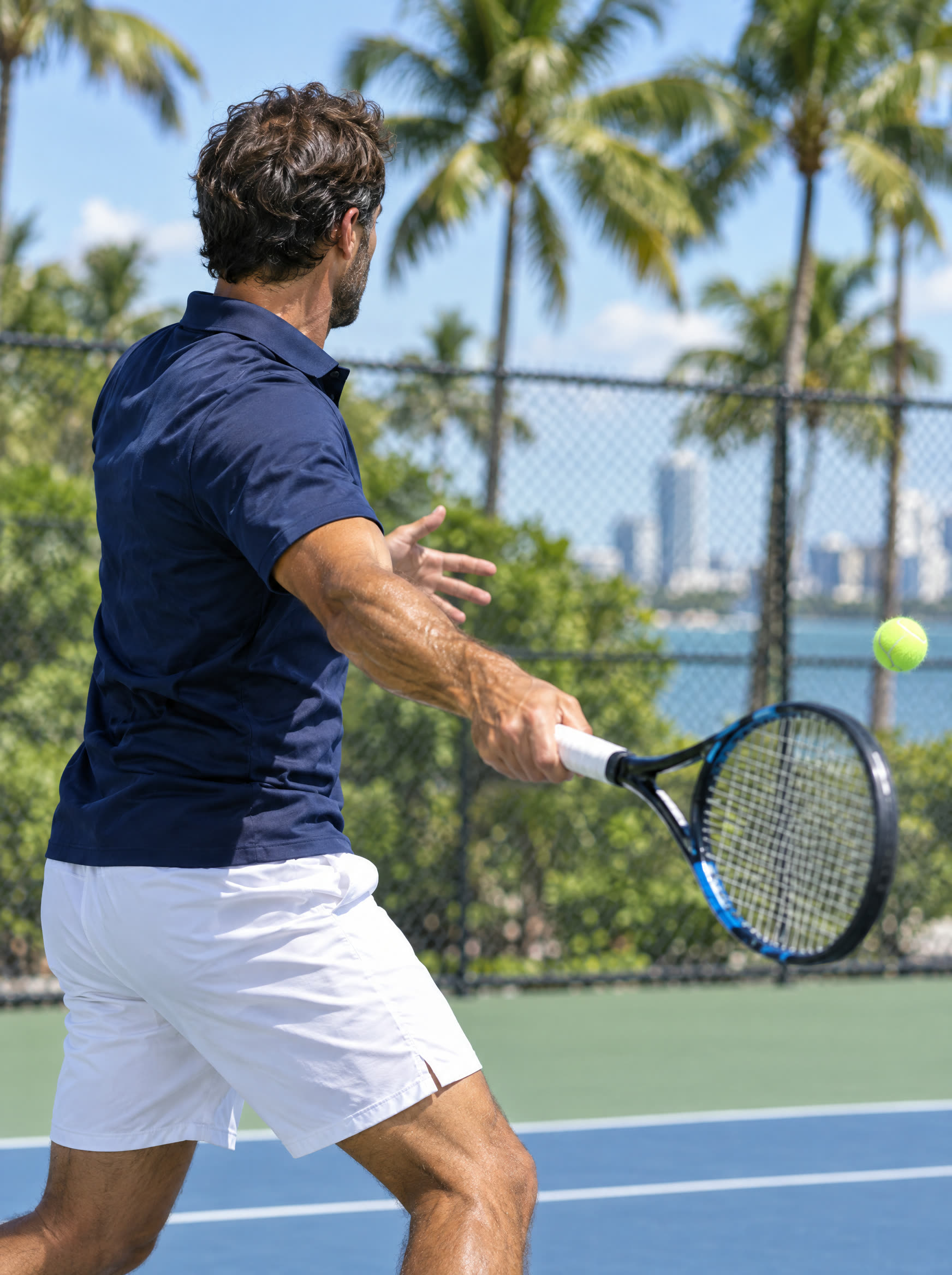 Entrenador genérico de tenis en pleno golpe de derecha (imagen generada)